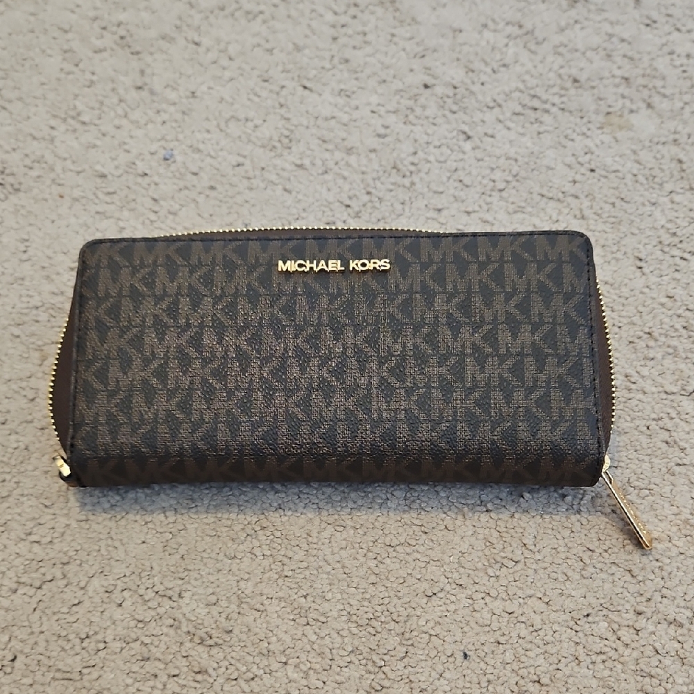 Like New Michael Kors Jet Set Brown and Gold Logo Wallet